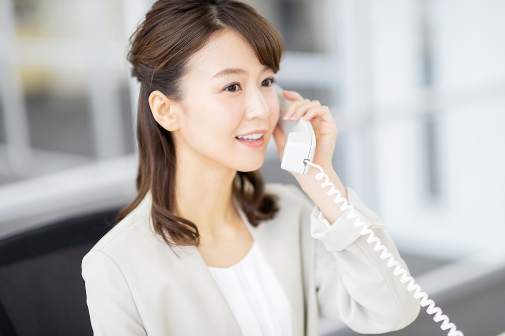 オフィスで電話をする女性