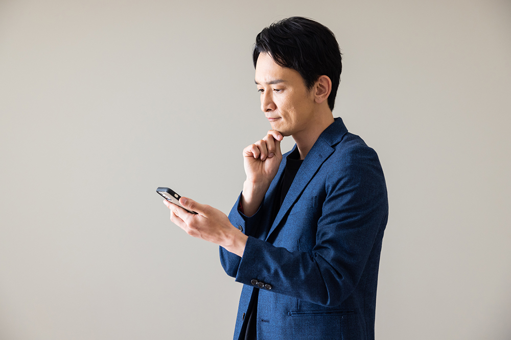 スマホを操作する男性